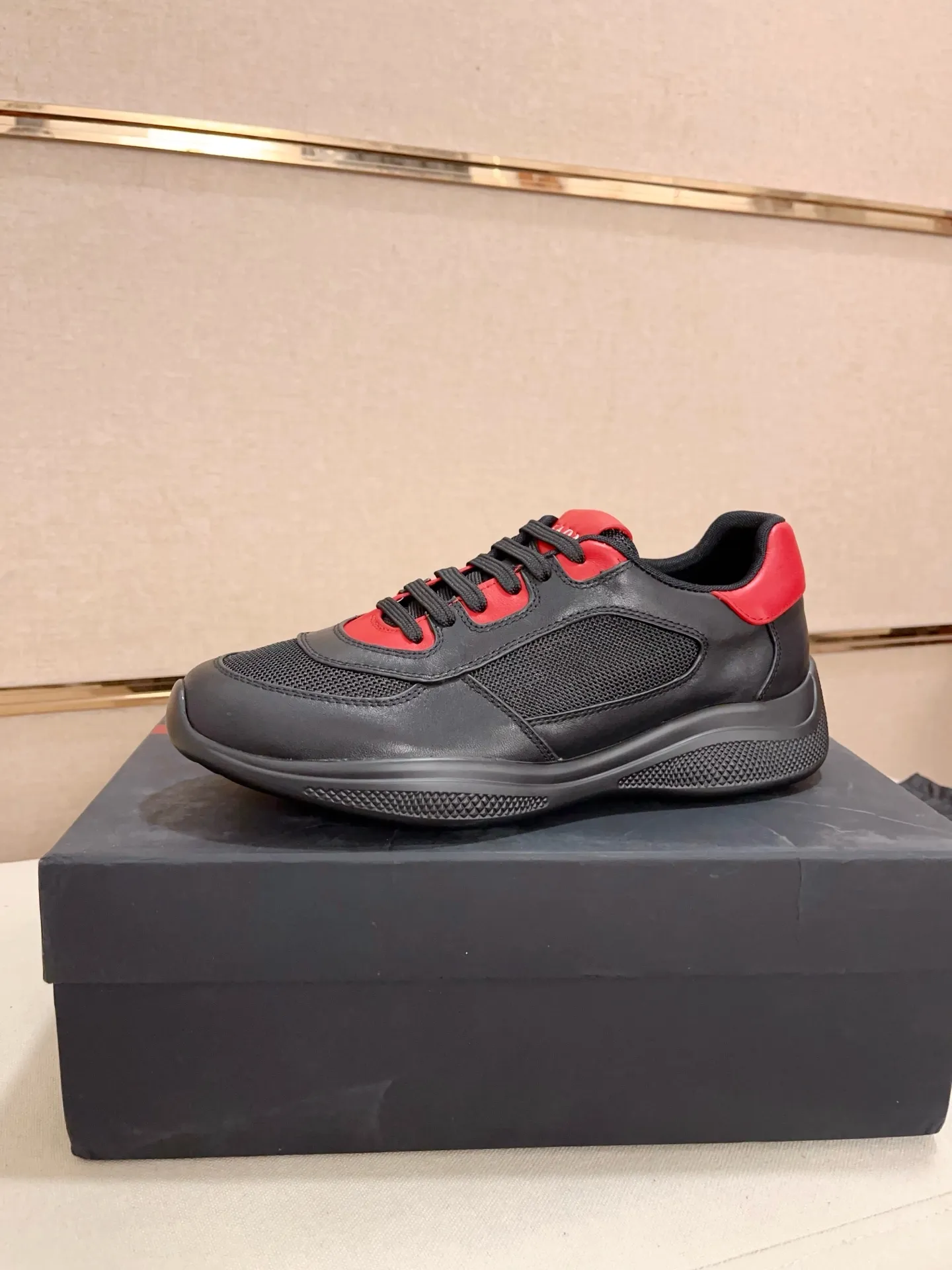 Men's shoes 💰 720💰 ✔️✔️✔️Top high version. High-quality new PRADA (Prada) counters are launched at the same time. The new men's shoes and 😘 fabrics are made of high-tech glue-making technology. Lining: Full cowhide lining. 👍🏿High-end☄️Open-molded non-slip rubber outsole, exquisite lines, simple and elegant, comfortable and high-end for leisure travel. Code number: 39 to 44 (can be customized 45-46-47, non-returnable)
